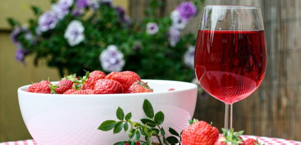 kvasci za roze vino slika roze vina na stolu sa jagodama